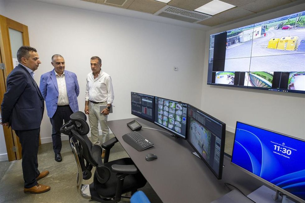 El consejero de Medio Ambiente, Roberto Media, inaugura la nueva sala de control de MARE, que mejorará la calidad de la gestión y la modernización de la red de puntos limpios
