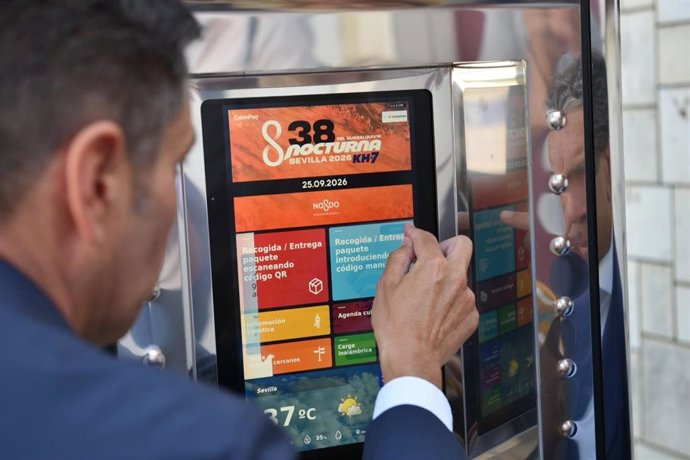 Imagen de recurso de una persona usando una CabinPaq, las cabinas inteligentes instaladas en centros deportivos