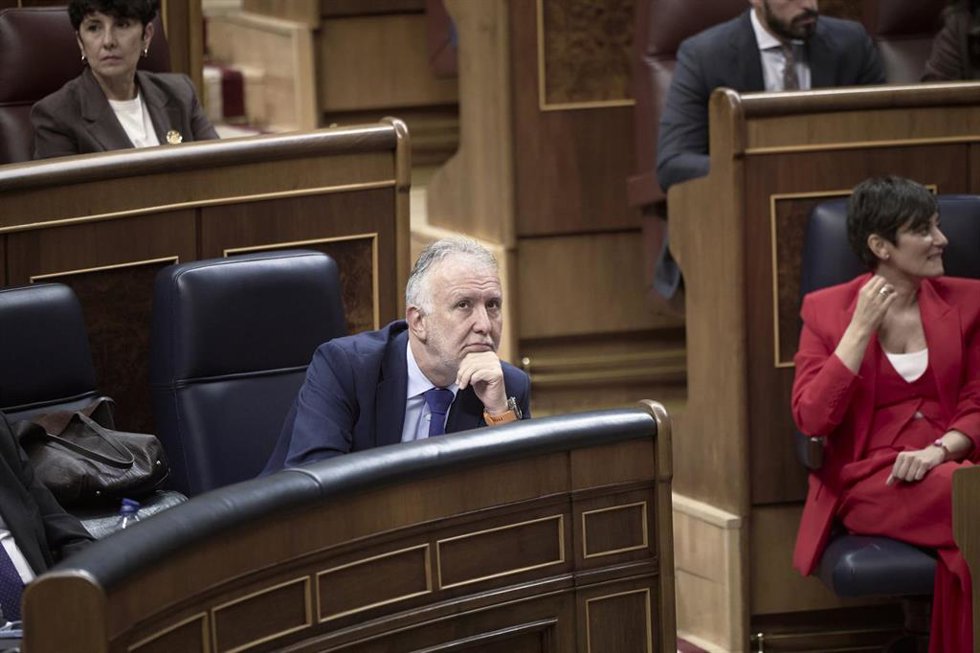Archivo - El ministro de Política Territorial, Ángel Víctor Torres, durante una sesión plenaria