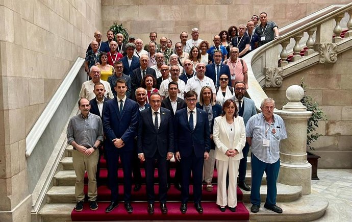 El presidente de la Generalitat, Salvador Illa, y el del Parlament, Josep Rull, con afectados y asociaciones tras la aprobación de la ley por la retirada del amianto