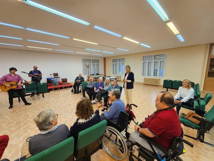 La diputada delegada de Bienestar Social de la Diputación Provincial de Teruel (DPT), Beatriz Redón, visita una residencia de mayores en Burbáguena.