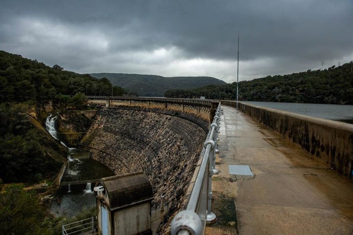 Archivo - Vista del embalse de Foix al 100% de su capacidad en Castellet y Gornal (Barcelona)