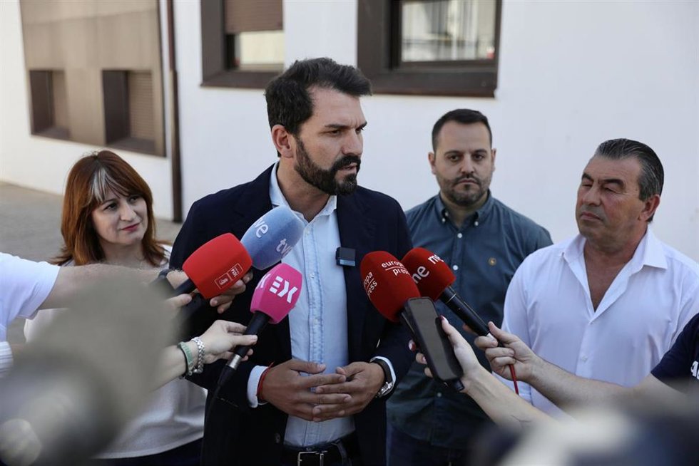 El secretario general del PSOE de Extremadura, Álvaro Sánchez Cotrina, atiende a los medios tras la reunión con la plataforma Sí a Almaraz, Sí al Futuro.