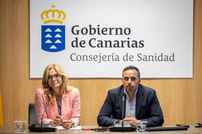 La consejera de Sanidad del Gobierno de Canarias, Esther Monzón, y el director del Servicio Canario de la Salud (SCS), Adasat Goya