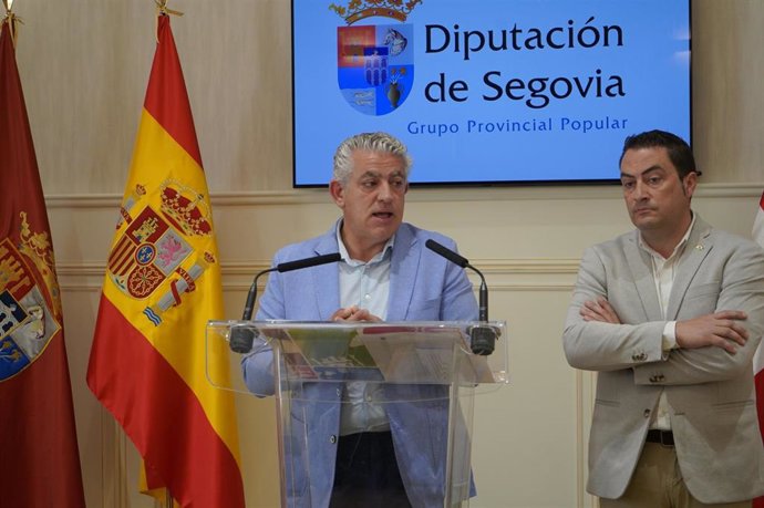 El portavoz popular en la Diputación, José María Bravo (izda), y el alcalde de El Espinar y diputado provincial Javier Figueredo.