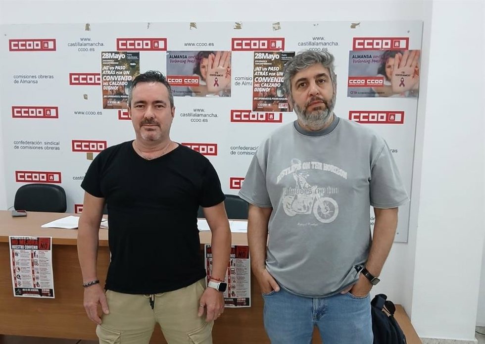 El asesor de CCOO y miembro de la mesa de negociación del convenio del calzado, Carlos Navalón, y el responsable de UGT en la comarca de Almansa, Juan Luis Tomás García.