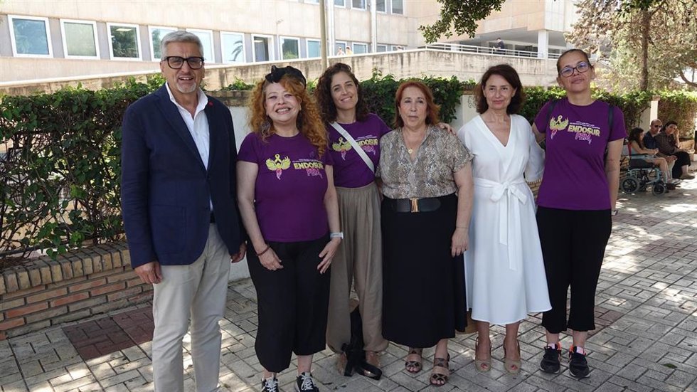 El secretario general del PSOE de Málaga, Josele Aguilar, junto con la presidenta de ENDOSUR FEM, Ana Ferrer
