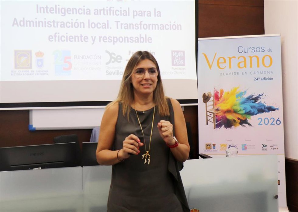 Imagen de la profesora de la UPO Eulalia Romero Palacios dirige en Carmona un taller sobre inteligencia artificial aplicada a la Administración local desde una perspectiva eficiente y responsable.