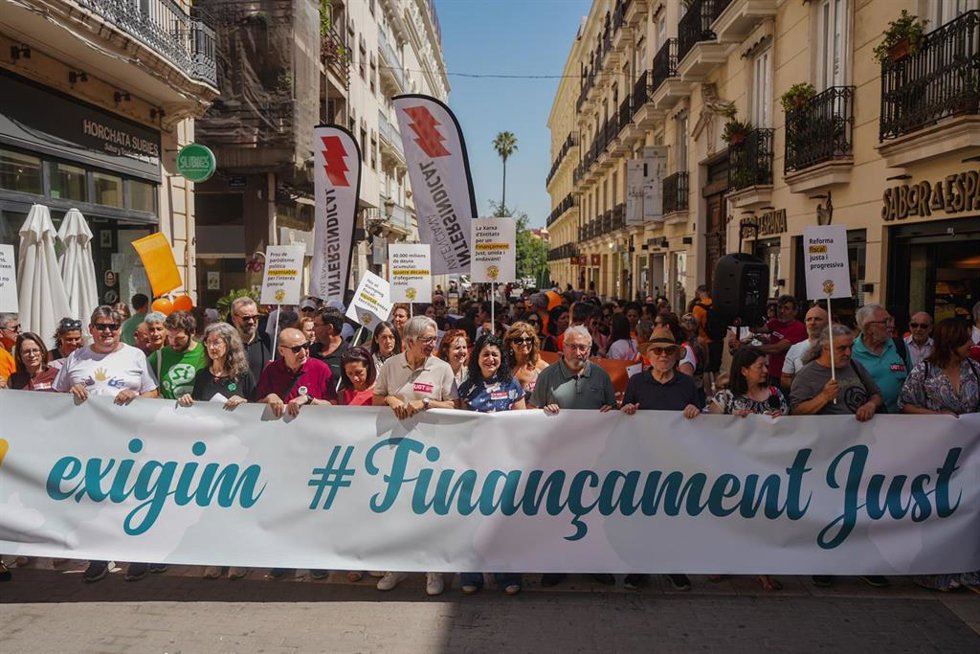 Numerosas personas durante una acción de Xarxa de Entitats per un Finançament Just frente a Les Corts Valencianes, a 17 de junio de 2026, en Valencia, Comunidad Valenciana (España). 