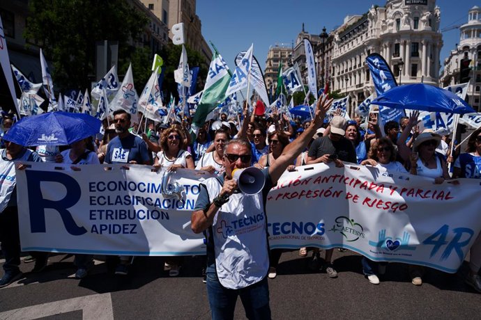 Dezenas de pessoas durante a manifestação dos profissionais técnicos da área da saúde, em 17 de junho de 2026, em Madri (Espanha). Essa marcha de protesto, convocada em conjunto pelo Sindicato dos Técnicos de Enfermagem (SAE) e pelo Sindi