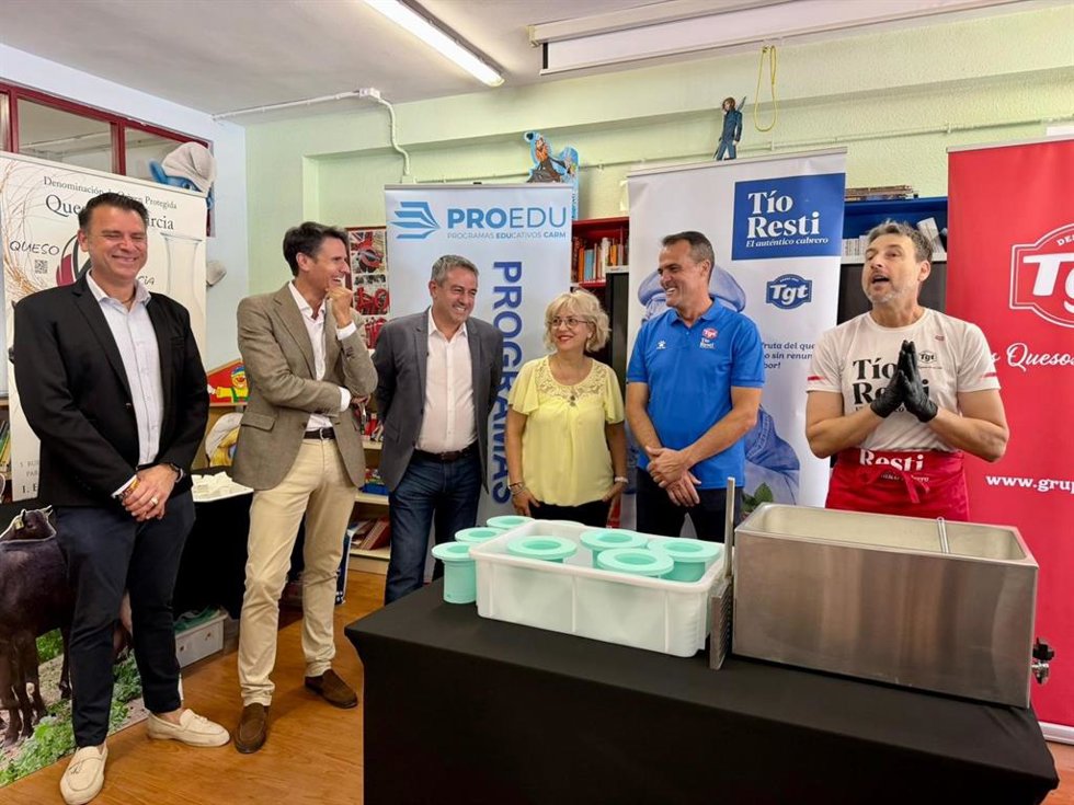 El consejero de Agua, Agricultura, Ganadería y Pesca, Joaquín Buendía, durante una demostración de la elaboración de queso de cabra