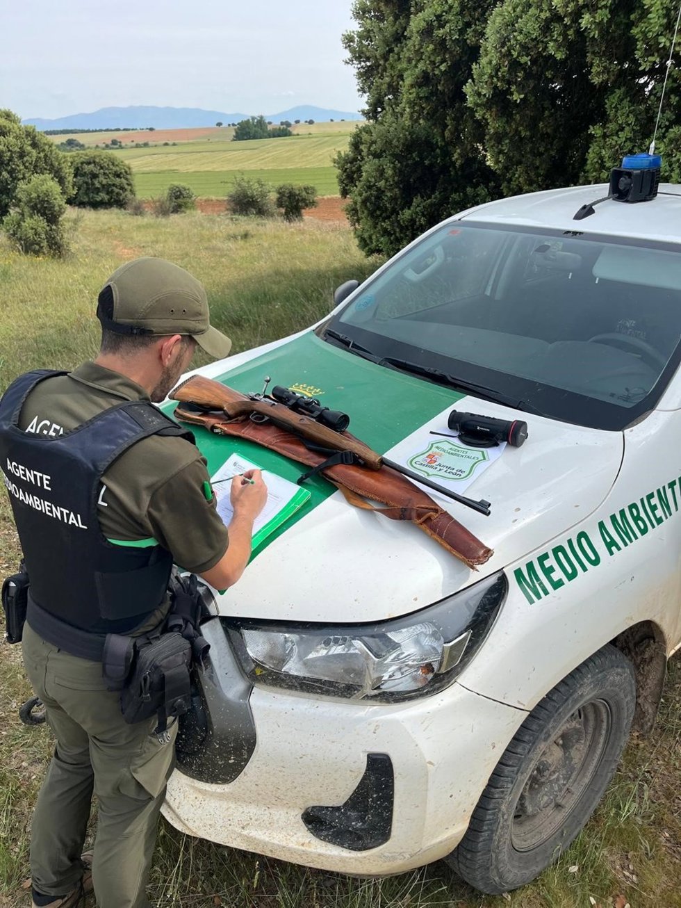 Un agente medioambiental en trámite de una denuncia.