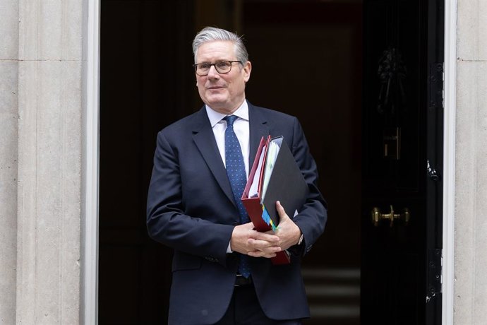 10 de junho de 2026, Londres, Reino Unido: O primeiro-ministro do Reino Unido, Keir Starmer, sai do número 10 da Downing Street, antes da sessão de perguntas ao primeiro-ministro na Câmara dos Comuns, em Londres.