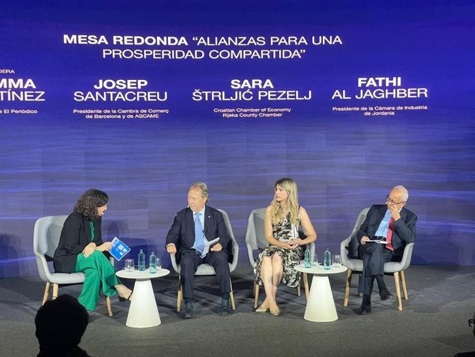 El presidente de la Cámara de Barcelona, Josep Santacreu, junto a la presidenta de la Cámara de Croacia, Sara Strljic, y el presidente de la Cámara de Industria de Jordania, Fathi Al Jaghber, este miércoles en Barcelona.