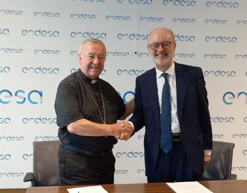 El obispo de Mallorca, Sebastià Taltavull, y el director de Endesa en Baleares, Martí Ribas, firman el acuerdo de colaboración
