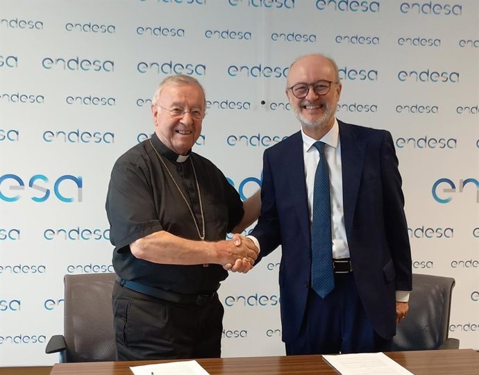 El obispo de Mallorca, Sebastià Taltavull, y el director de Endesa en Baleares, Martí Ribas, firman el acuerdo de colaboración