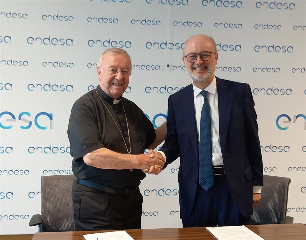 El obispo de Mallorca, Sebastià Taltavull, y el director de Endesa en Baleares, Martí Ribas, firman el acuerdo de colaboración