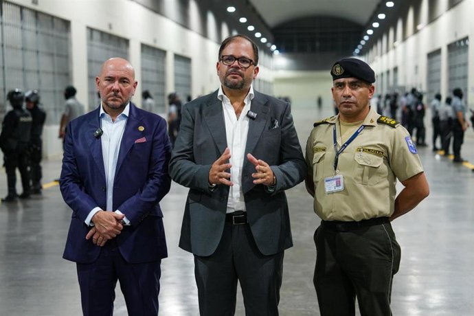 Archivo - Los ministros de Defensa de Ecuador, Gian Carlo Loffredo Rendon (i), y del Interior, John Reimberg (c), en una visita al CECOT, en El Salvador. 