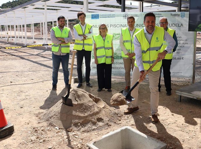 El alcalde de Tudela, Alejandro Toquero, durante el acto de colocación de la primera piedra de las nuevas piscinas municipales de la avenida Narangel.