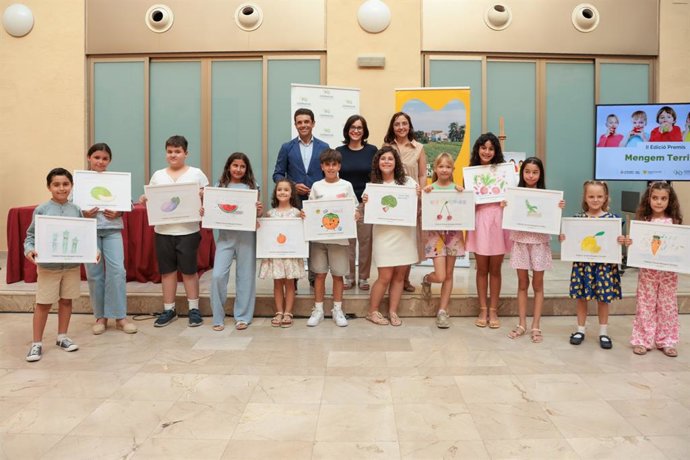Els 12 guanyadors acompanyats per Carlos Mundina, president de València Sostenible; Maite Navarro, presidenta del CODiNuCoVa; i María Ferrer, vocal d'Educació Alimentària del CODiNuCoVa