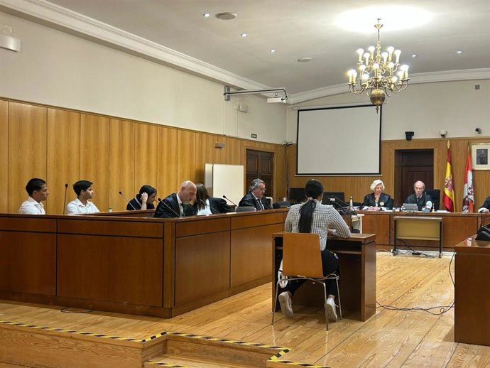 El juicio contra cuatro acusados de explotación sexual ha quedado visto para sentencia en la Audiencia de Valladolid. En la imagen, la principal acusada de espaldas.