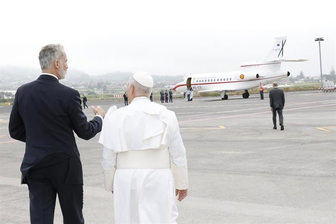 El Rey Felipe VI despide al Papa León XIV,  