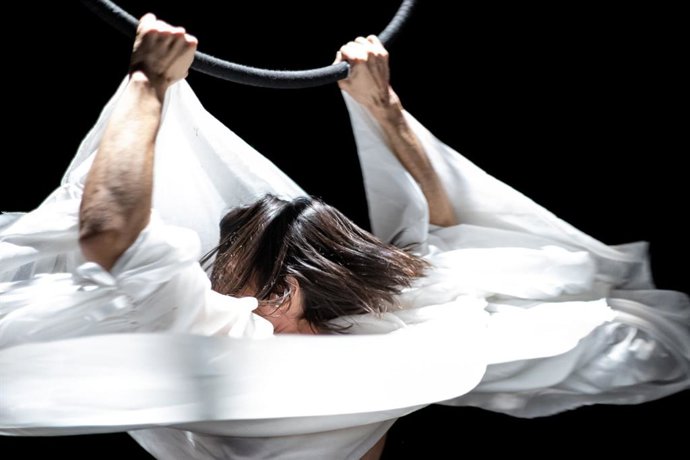 La propuesta aborda desde el circo poético y las disciplinas aéreas un viaje de identidad, transformación y búsqueda de la autenticidad