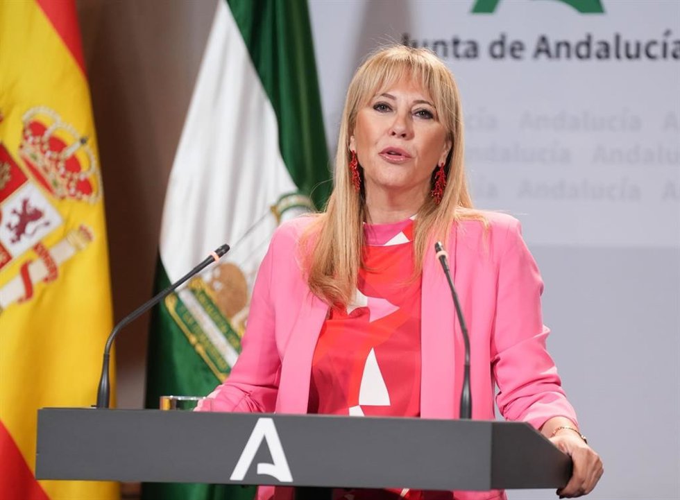 La consejera de Economía, Hacienda, Fondos Europeos y Diálogo Social y portavoz del Gobierno andaluz en funciones, Carolina España, en rueda de prensa.
