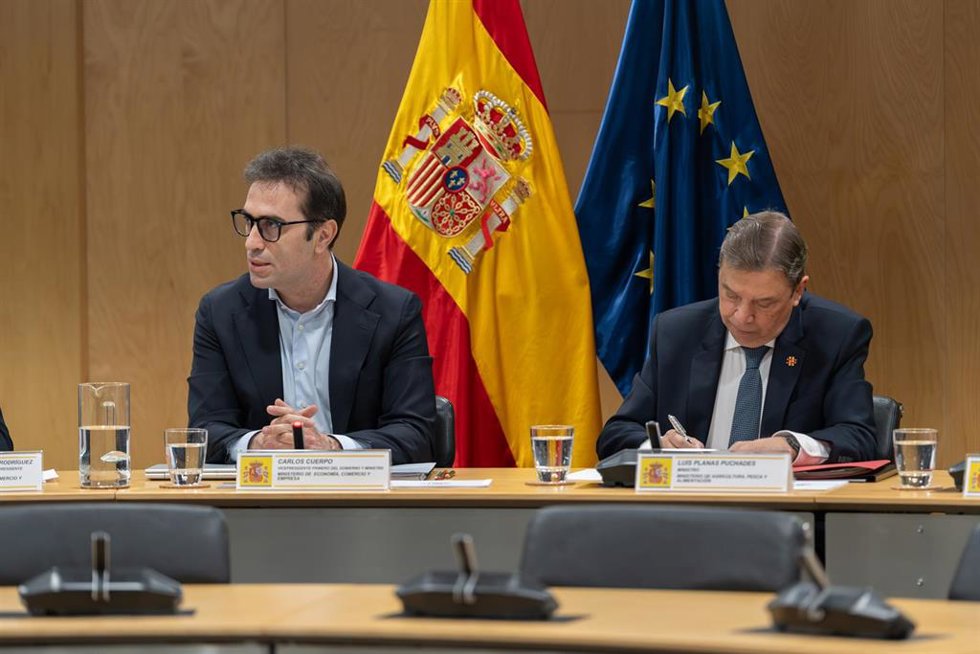 El vicepresidente primero y ministro de Economía, Comercio y Empresa, Carlos Cuerpo, y el ministro de Agricultura, Pesca y Alimentación, Luis Planas, se reúnen con representantes de los sectores agroalimentarios.