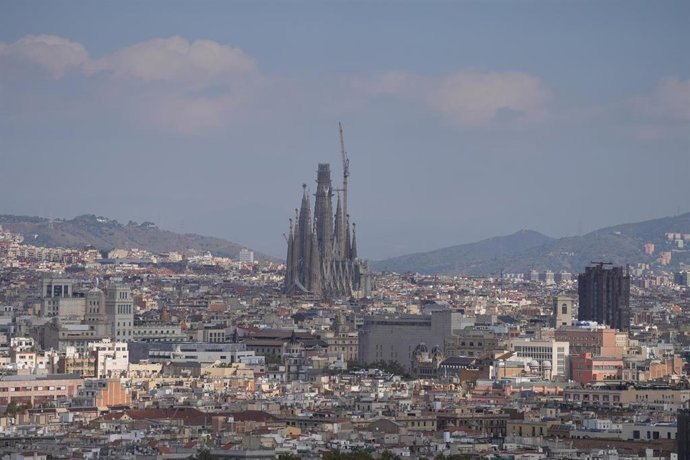 Imagen de archivo - Vistas de la ciudad de Barcelona desde la terraza-mirador de las Piscinas Municipales de Montjuic