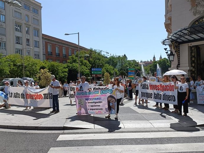 Concentración de familias de niños con glioma difuso intrínseco de tronco (DIPG), frente al Congreso de los Diputados.