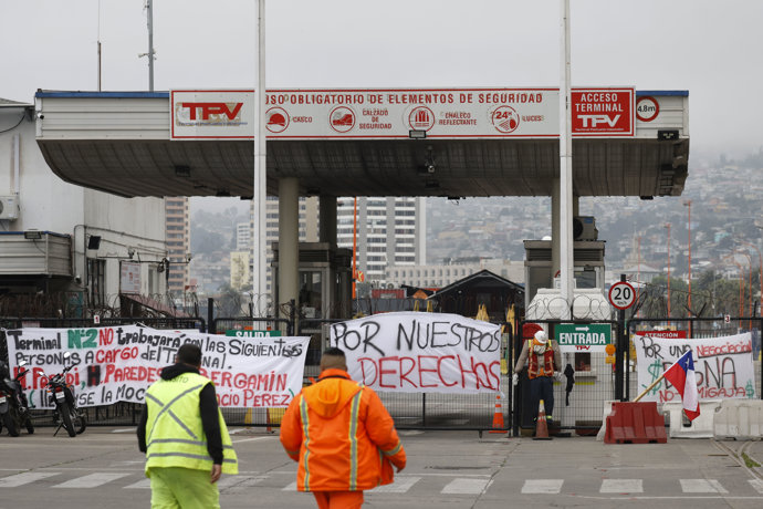 Valparaiso, 9 de octubre 2025  Trabajadores portuarios protestan mantienedo bloqueada entrada a Terminal Portuario Valparaiso, TPV,  en el marco de un proceso de negociacion con la empresa Report, exigiendo mejoras en sus condiciones laborales   Sebstian