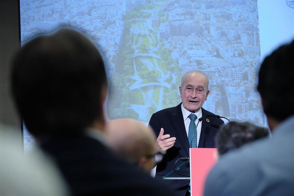 El alcalde de Málaga, Francisco de la Torre, durante su intervención en el foro 'Plazas-puente: una integración segura del Guadalmedina'