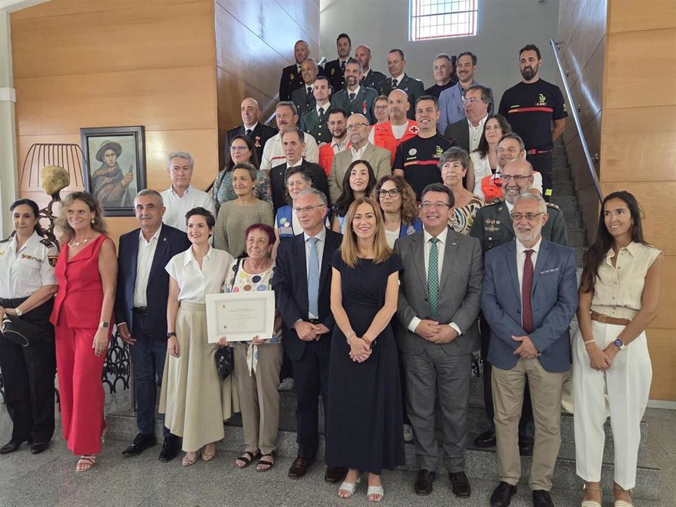Autoridades y distinguidos en el acto de imposición en Badajoz de las Medallas al Mérito de la Protección Civil