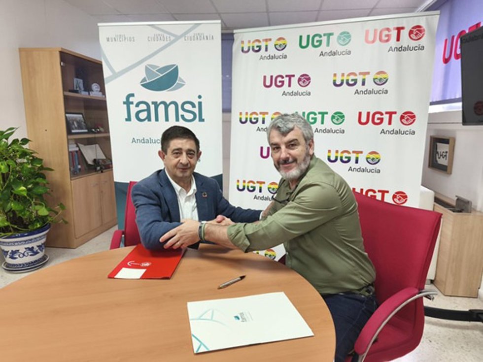 El secretario general de UGT Andalucía, Oskar Martín, y el presidente de FAMSI, Francisco Reyes, en la firma del acuerdo de colaboración.