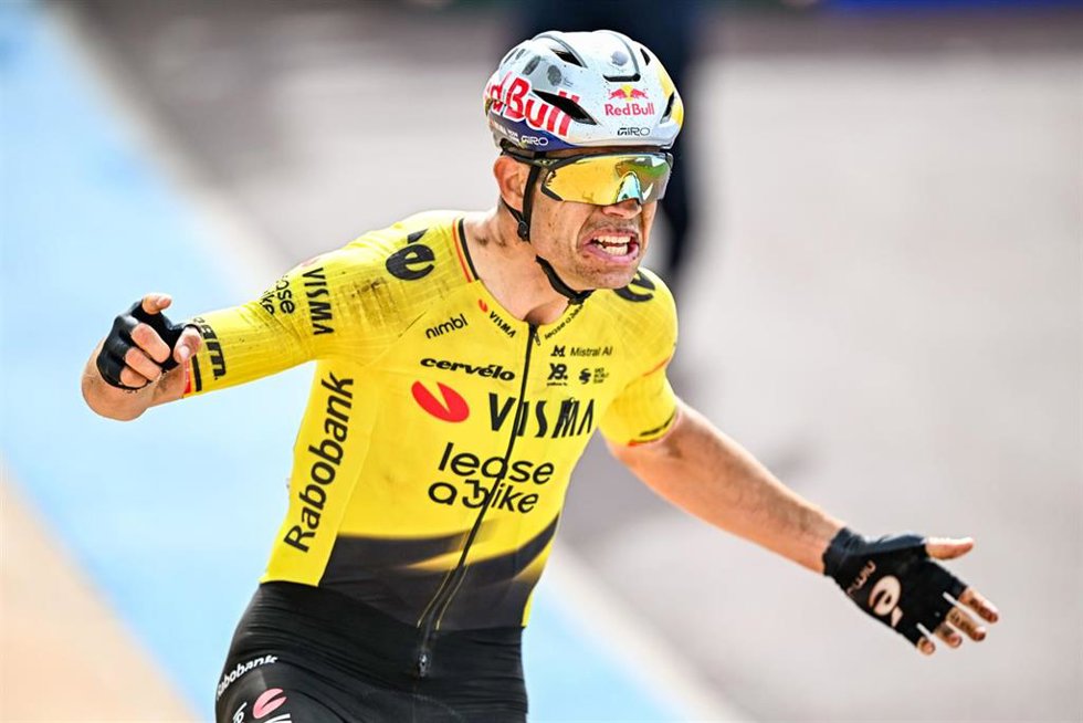 Archivo - El ciclista belga Wout van Aert tras ganar la París-Roubaix 2026