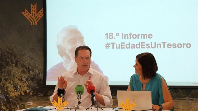 Juan Mari Ayechu, representante de Acción Social de Caja Rural de Navarra, y Marta Basterra, directora regional de la Fundación Adecco, presentan un estudio sobre el desempleo en mayores de 45 años.