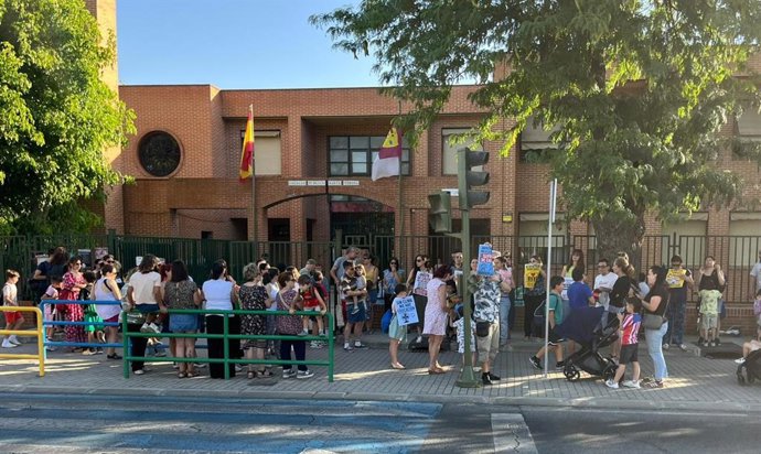Concentración a las puertas del CEIP Santa Teresa