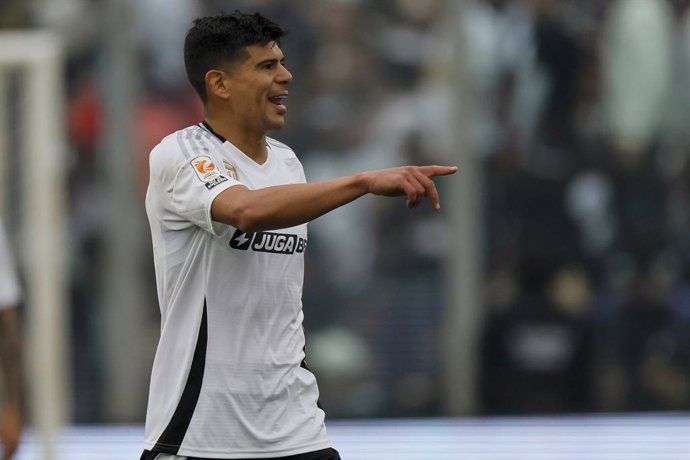 Futbol, Colo Colo vs Universidad de Chile. Fecha 22, Liga de Primera 2025. El jugador de Colo Colo Esteban Pavez es fotografiado durante un partido de la Liga de Primera contra Universidad de Chile disputado en el estadio Monumental de Santiago,