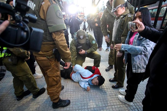 Santiago, 17 de junio de 2026. Pelea entre familiares durante fiscalizacion de Carabineros en el Metro Republica, en el marco del operativo denominado, Copamiento Metro. Jonnathan Oyarzun/Aton Chile