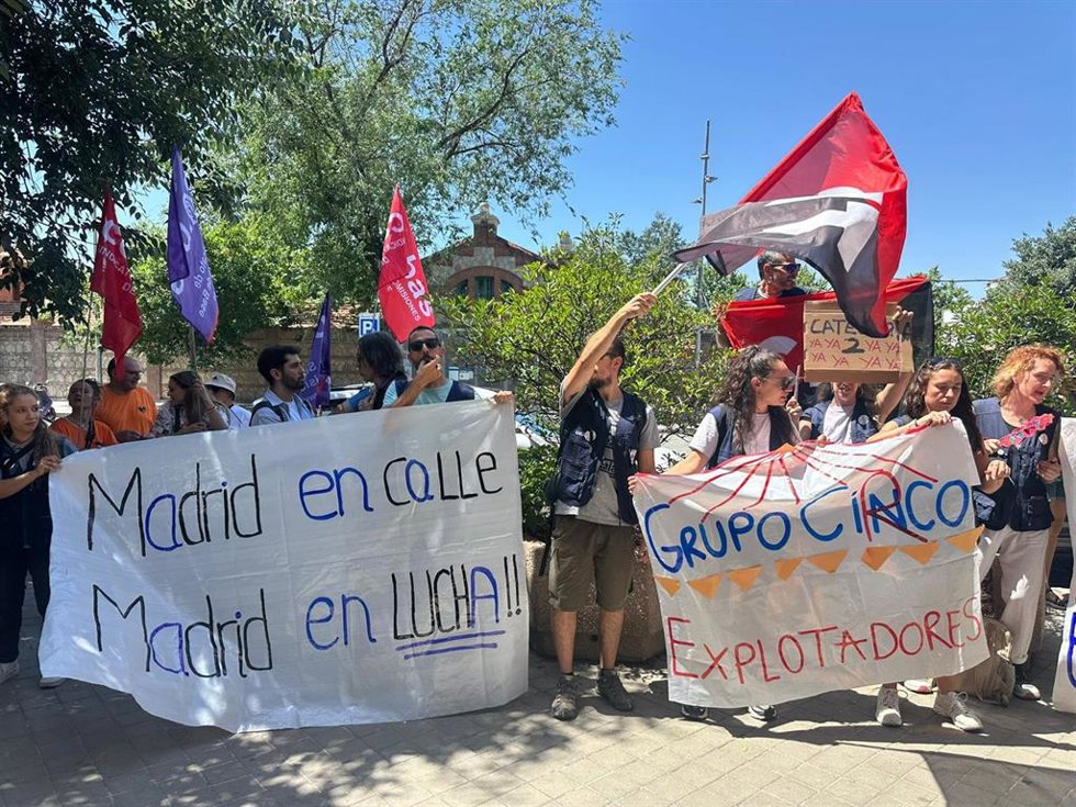 Trabajadores de Equipo de Calle durante una concentración frente al Área de Políticas Sociales del Ayuntamiento.