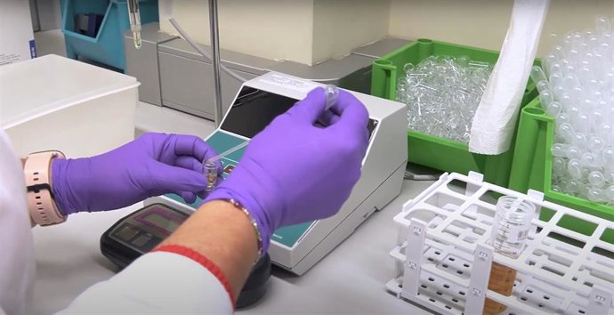 Archivo - Una investigadora del Laboratorio de Control de Dopaje maneja unas muestras para su análisis