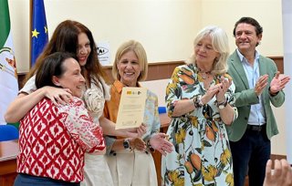 La delegada de la Junta de Andalucía en Cádiz, Mercedes Colombo, y la alcaldesa de Jerez de la Frontera, María José García-Pelayo, en la entrega de diplomas a las quince personas que han participado en el programa de Empleo y Formación