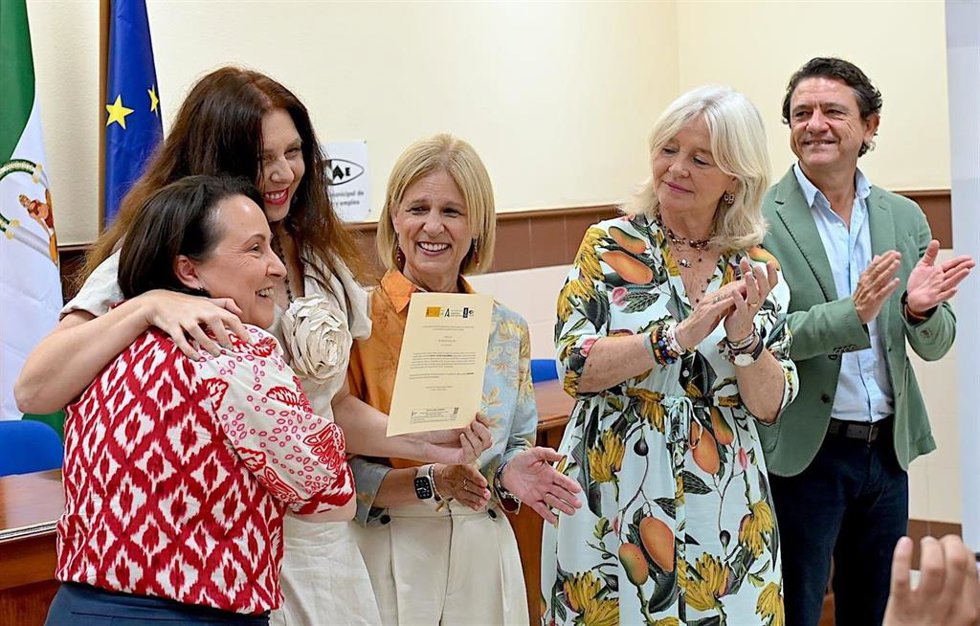La delegada de la Junta de Andalucía en Cádiz, Mercedes Colombo, y la alcaldesa de Jerez de la Frontera, María José García-Pelayo, en la entrega de diplomas a las quince personas que han participado en el programa de Empleo y Formación