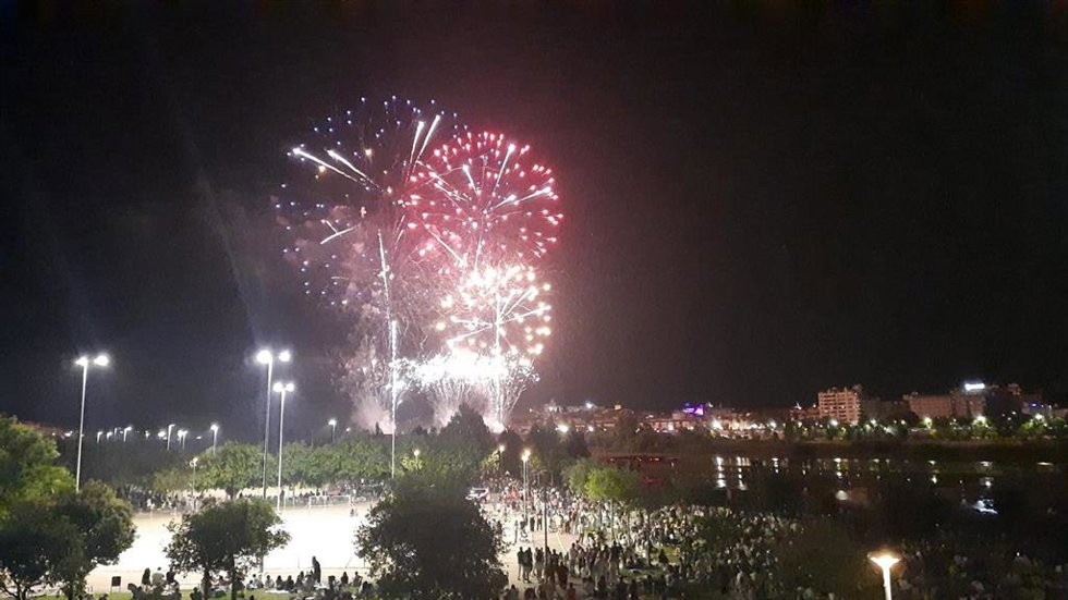 Fuegos artificiales de la noche de San Juan en Badajoz en 2025.