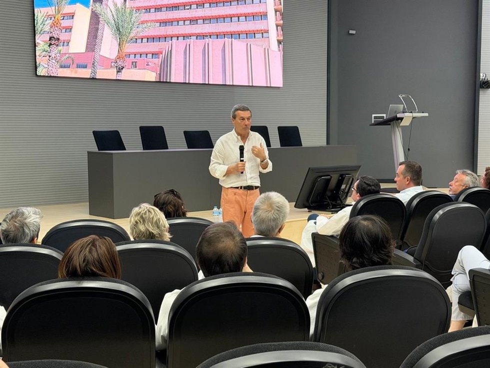 El conseller de Sanidad, Marciano Gómez (c), este miércoles en Elche (Alicante)
