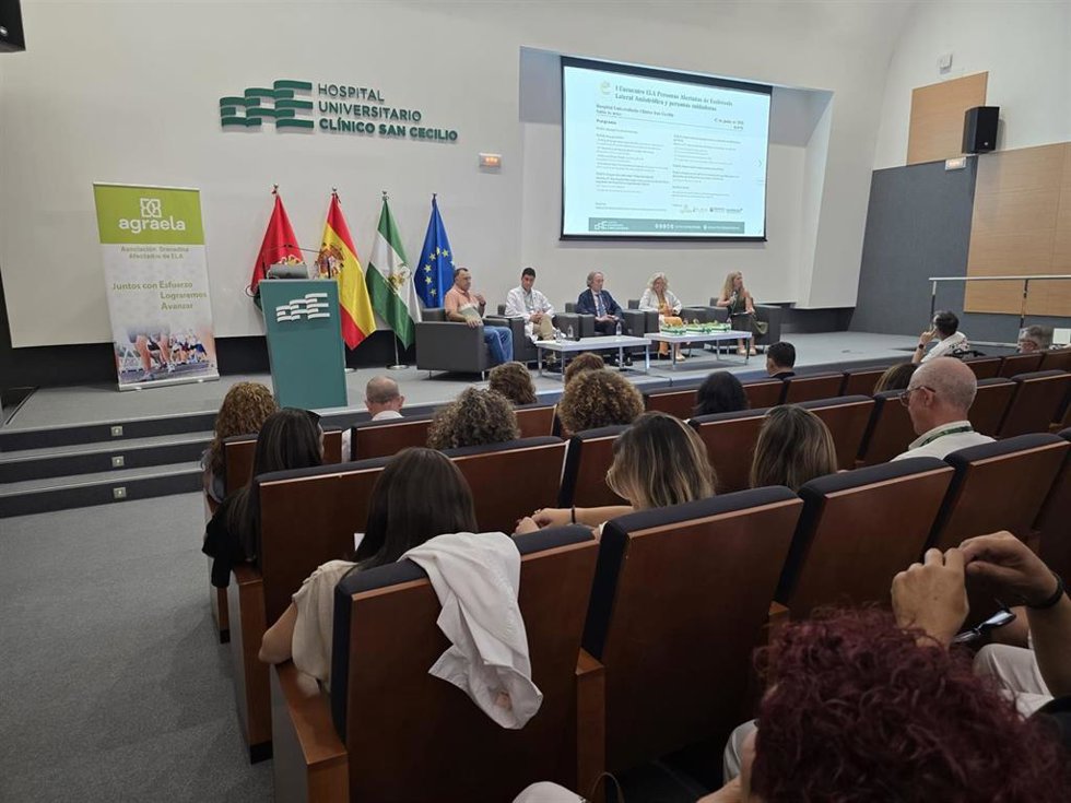 El Hospital Universitario Clínico San Cecilio ha acogido este miércoles el I Encuentro ELA para personas afectadas de esclerosis lateral amiotrófica y personas cuidadoras.