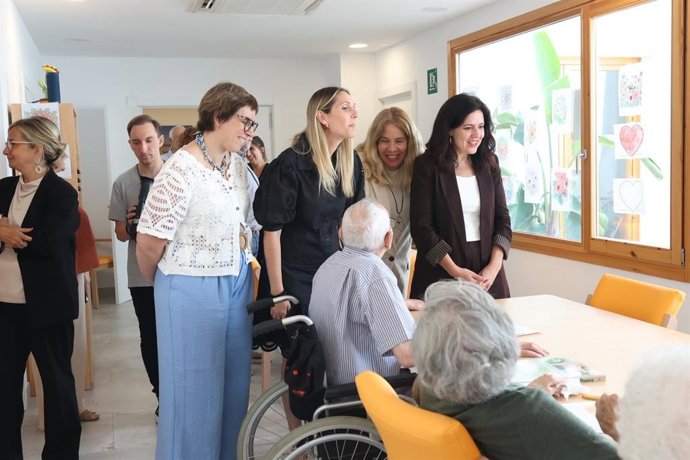 La consellera de Familias, Bienestar Social y Atención a la Dependencia, Sandra Fernández, durante su visita al Centro de Día de Porreres.