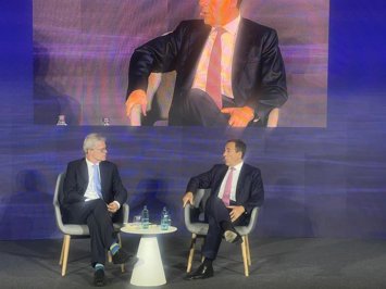 El consejero delegado de CaixaBank, Gonzalo Gortázar, junto al periodista Martí Saballs
