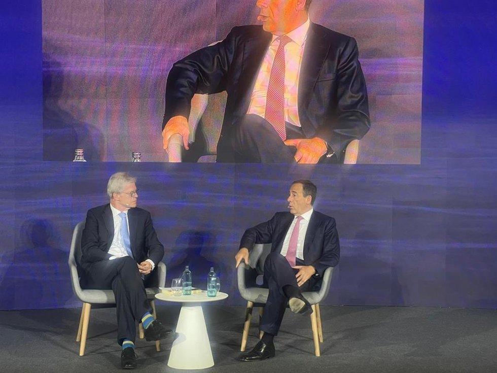 El consejero delegado de CaixaBank, Gonzalo Gortázar, junto al periodista Martí Saballs